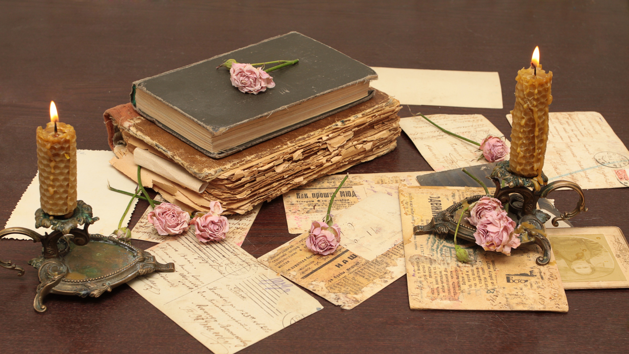 vintage_books_old_flowers_roses_candles_candle_holders_letters_cards_paper_table_74949_2560x1440